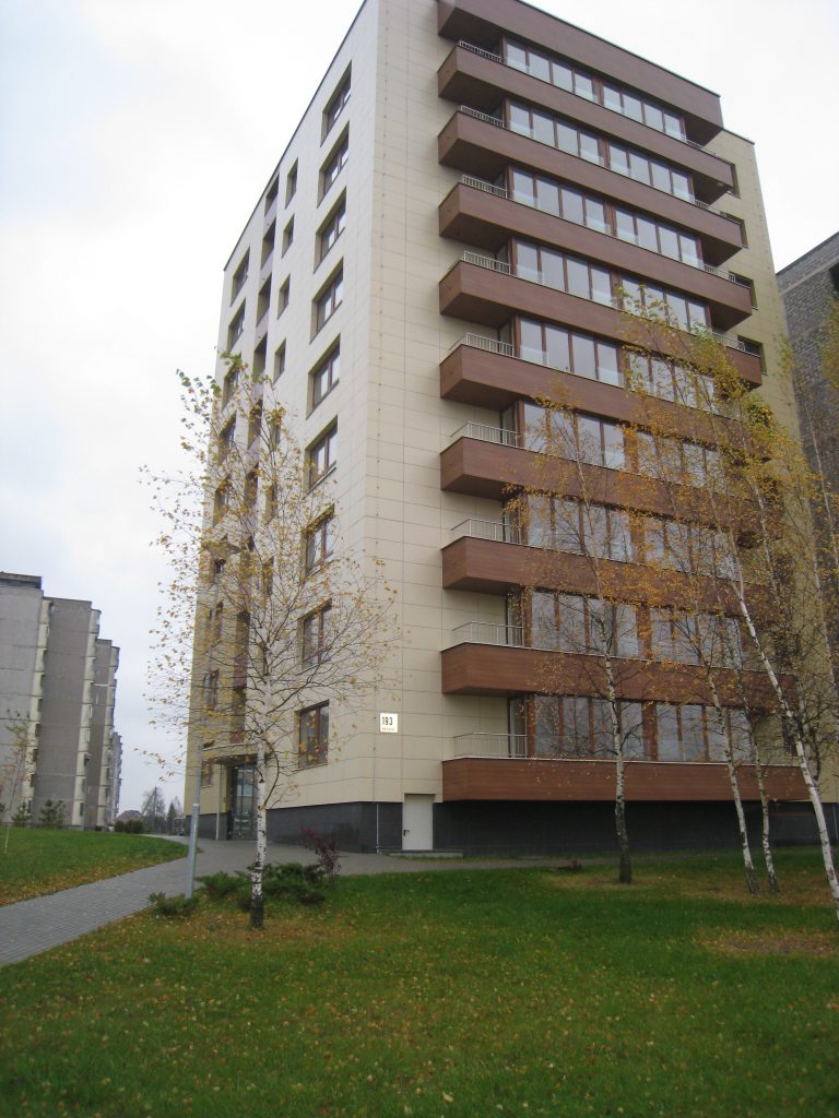 Valymo paslaugos atliktos daugiabučiuose namuose Smėliai, Kaune. Išvalyti laiptinių langai ir butai po statybos darbų.