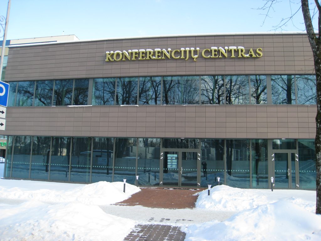 Valymo paslaugos atliktos Konferencijų centre, Druskininkuose. Po remonto ir statybos darbų išvalyti langai, stiklinės pertvaros, išvalytos ir impregnuotos grindų plytelės.